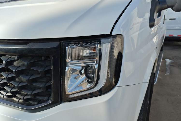 Used JMC Fushun 2023 2.0T Automatic Short-Wheelbase Mid-Top Commercial Multi-Purpose 6-Seater Passenger Vehicle
