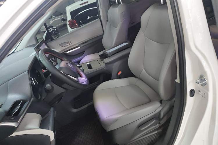 Used Toyota Granvia 2023 2.5L Hybrid Comfort Edition
