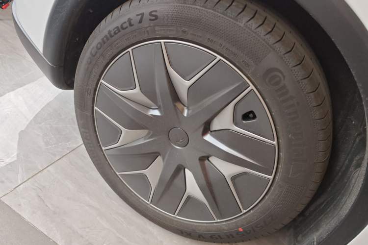 Used Tesla Model Y L 2025 Long-Range All-Wheel-Drive Version
