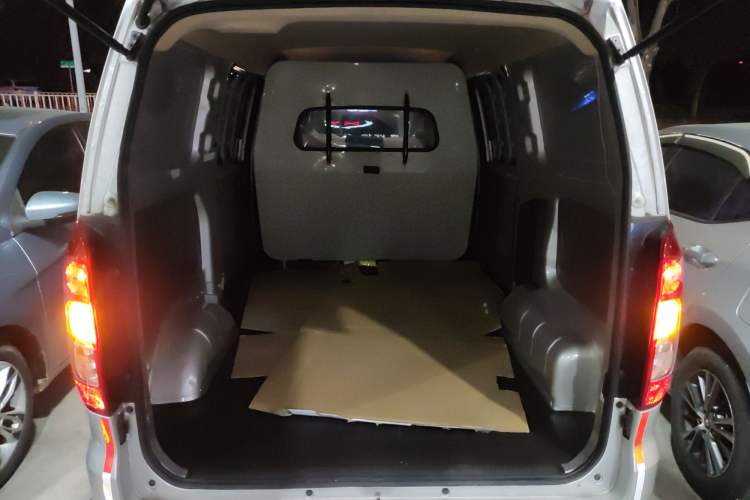 Used Wuling Hongguang V 2022 1.5L Jingqu Edition Enclosed-Window Vehicle with Electric Power Steering LAR