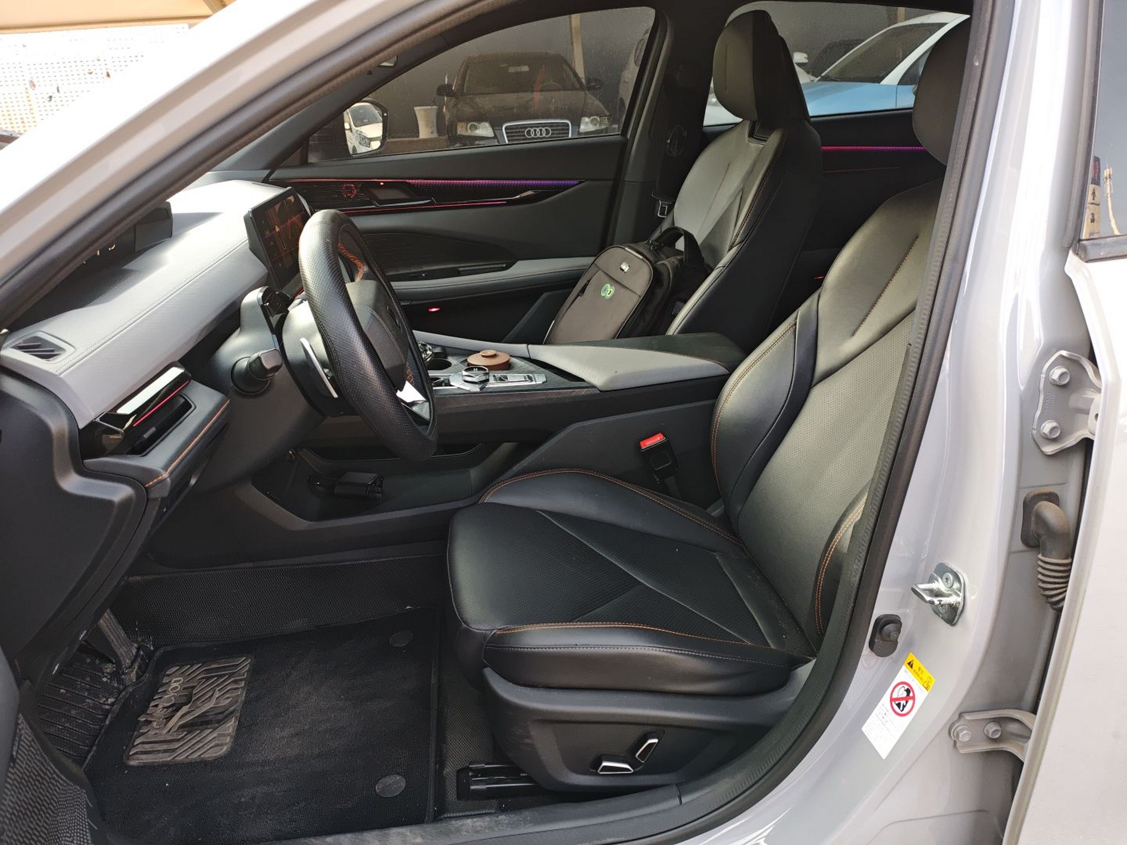 Переднее сиденье в автомобиле