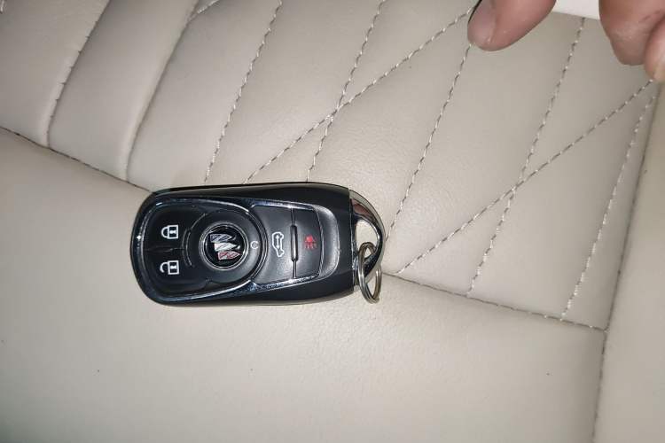 Used Buick GL8 2023 Facelifted Land Cruiser Executive Luxury Version
