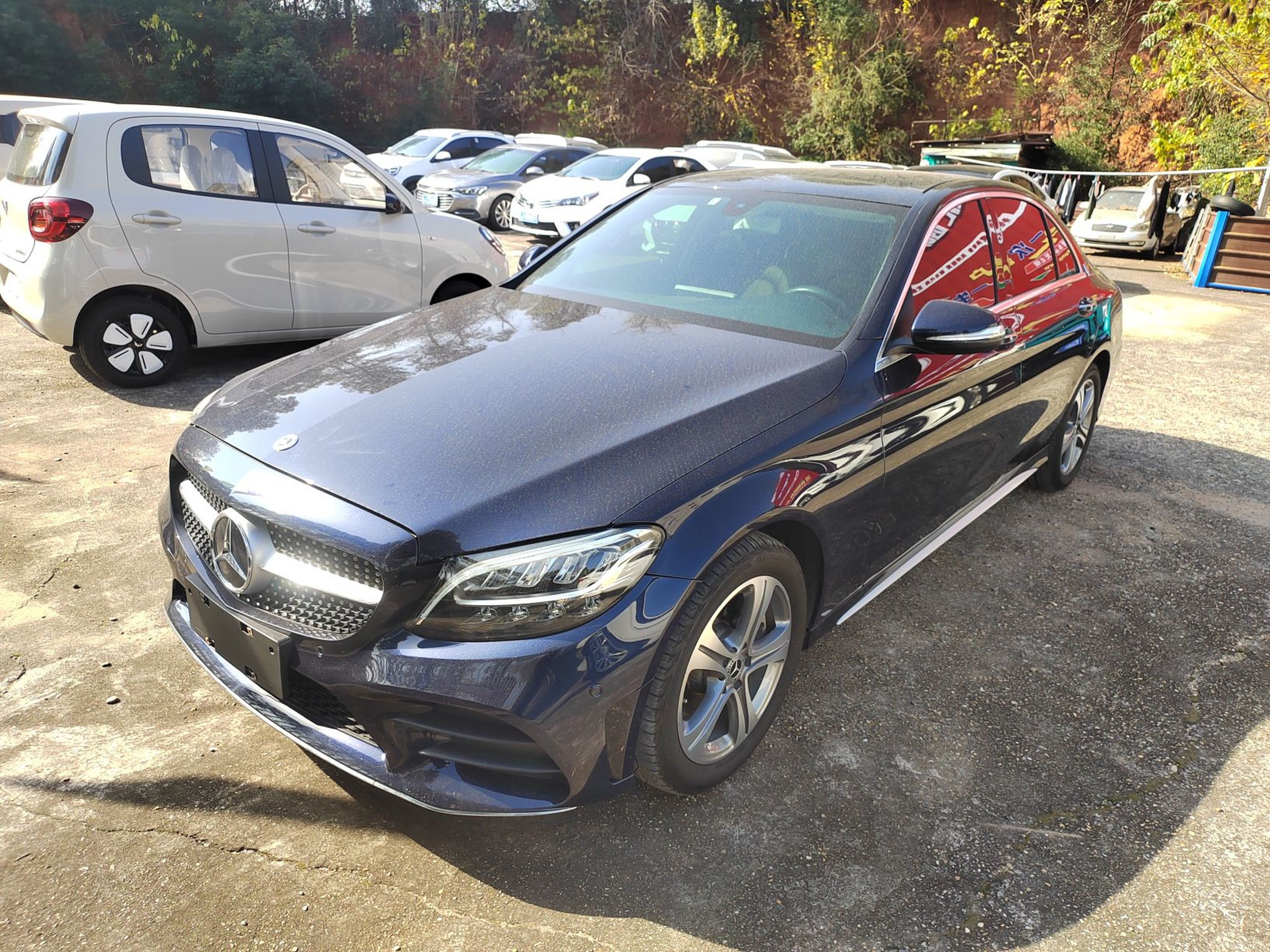 Под передней частью автомобиля