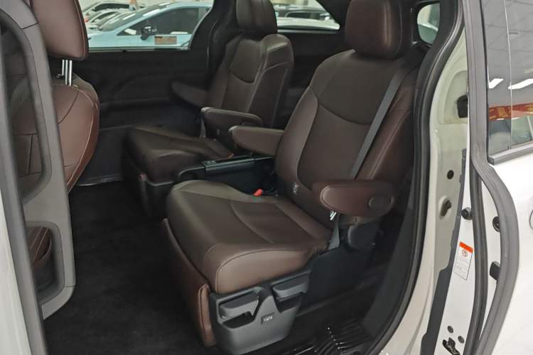 Used Toyota Granvia 2024 2.5L Hybrid Prestige PLUS Four-Wheel Drive Version
