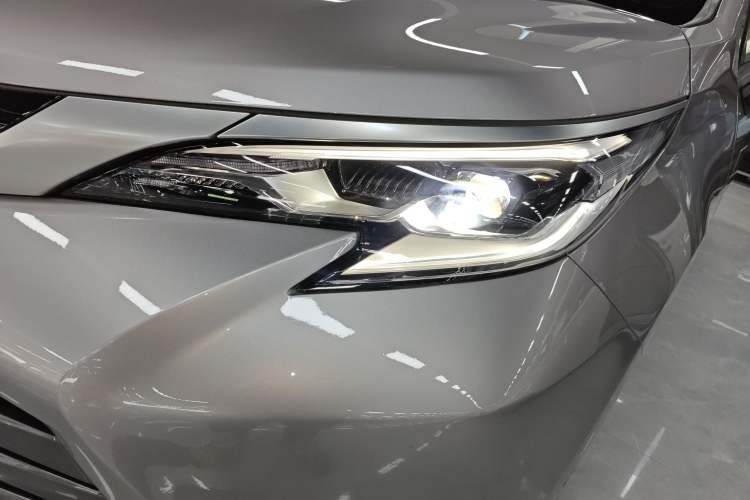 Used Toyota Sienna 2023 2.5L Hybrid Deluxe Edition