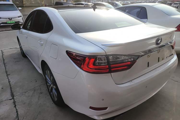Used Lexus ES 2015 300h Comfort Edition

