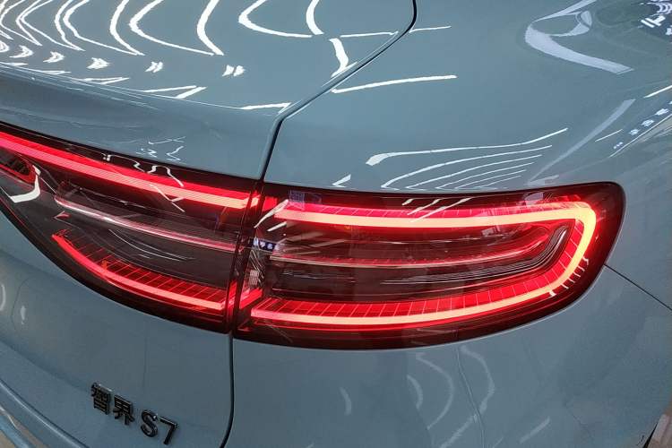 Used Hima Luxeed S7 2025 855 km Max
