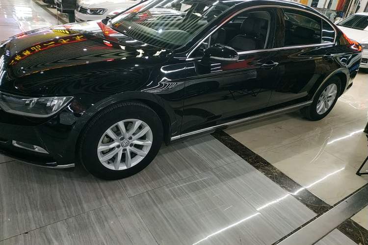 Used Volkswagen Magotan 2017 280TSI DSG Comfort Model
