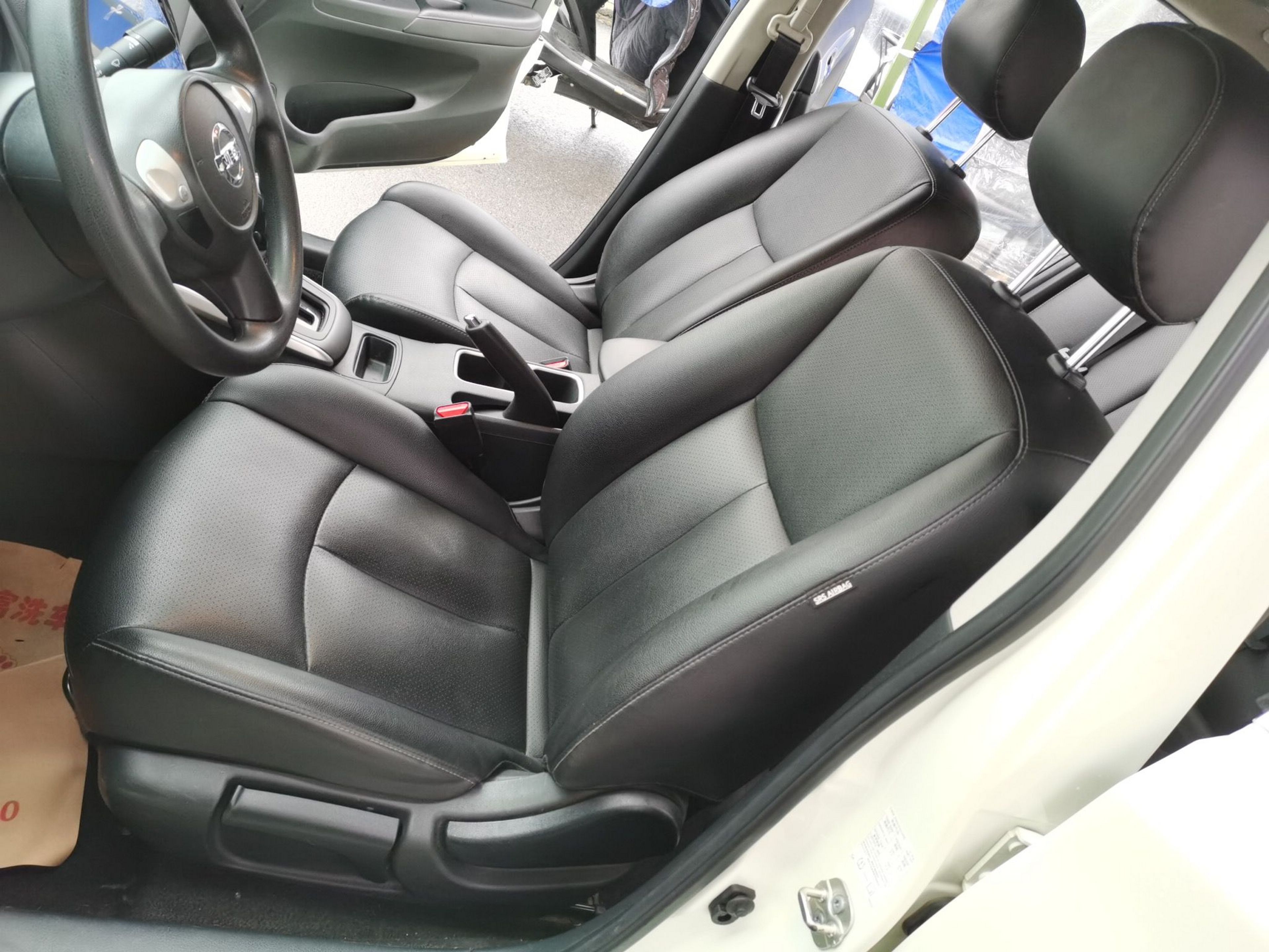 Переднее сиденье в автомобиле