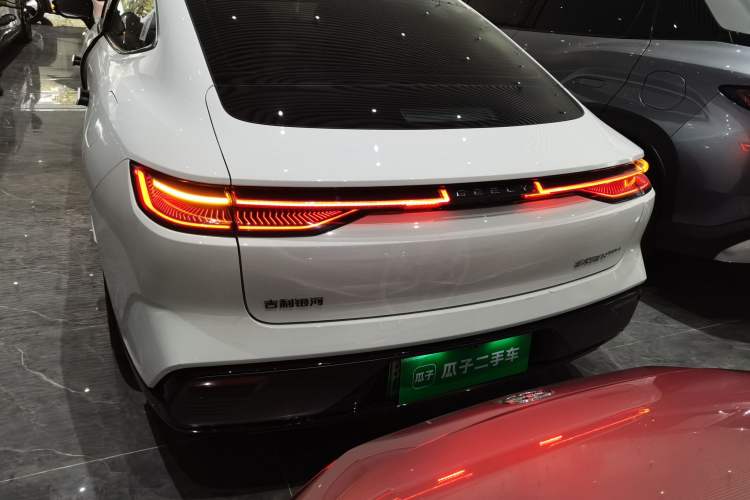 Used  Galaxy 8 2025 130km EM-i Deluxe Edition