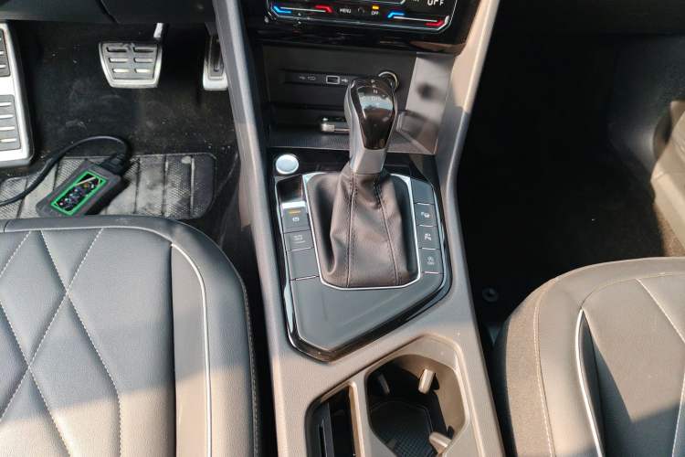 Used Volkswagen Tiguan L 2024 Outstanding Model 330TSI Automatic Two-Wheel Drive R-Line Dragon Glory Edition
