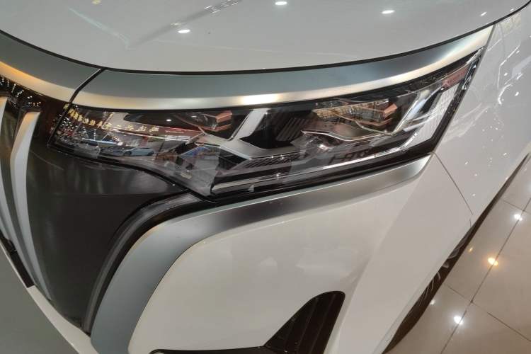 Used Denza D9 2024 EV 600 Four-Wheel-Drive Flagship Model
