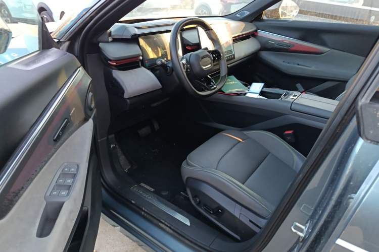 Used Lynk & Co 08 EM-P 2025 220 km All-Wheel-Drive Performance Halo