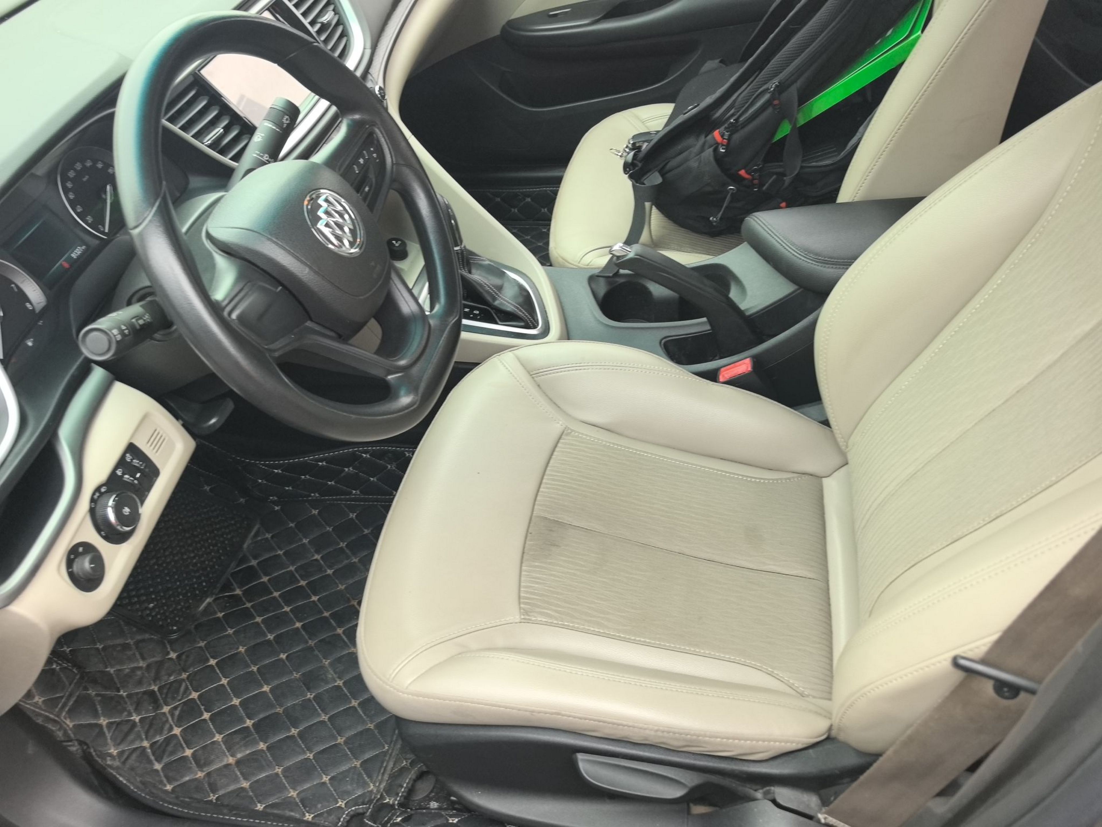 Переднее сиденье в автомобиле