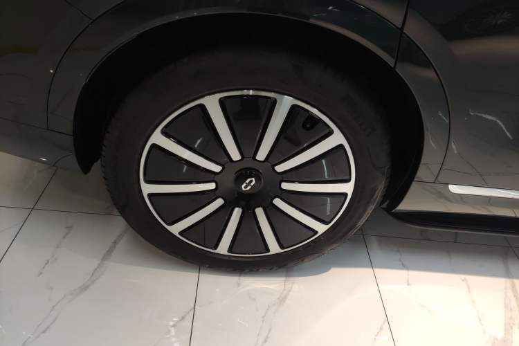 Used Hima AITO M9 2025 Extended-Range Ultra Version 52 kWh 6-Seater
