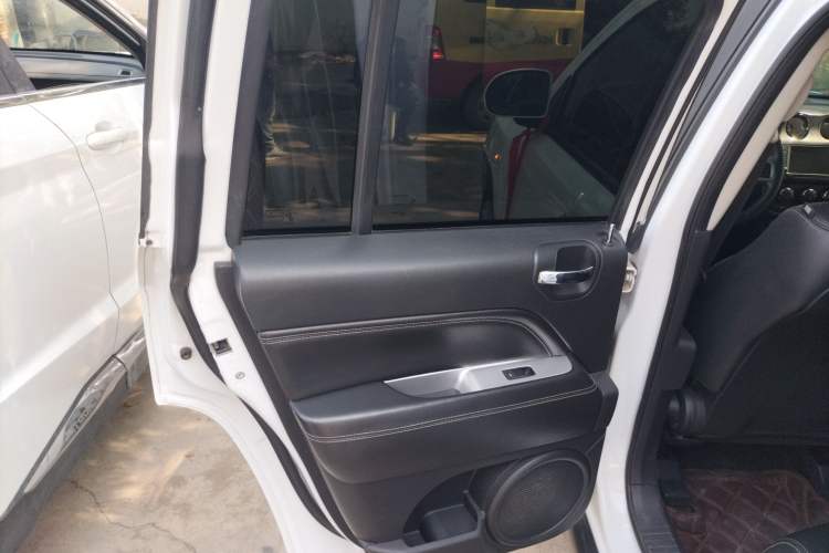 Used  Compass 2015 2.0L Two-Wheel Drive Luxury Edition