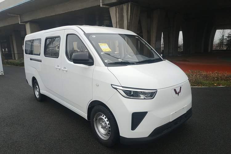Used Wuling Yangguang 2024 300KM Comfort Version Passenger Van 75kW
