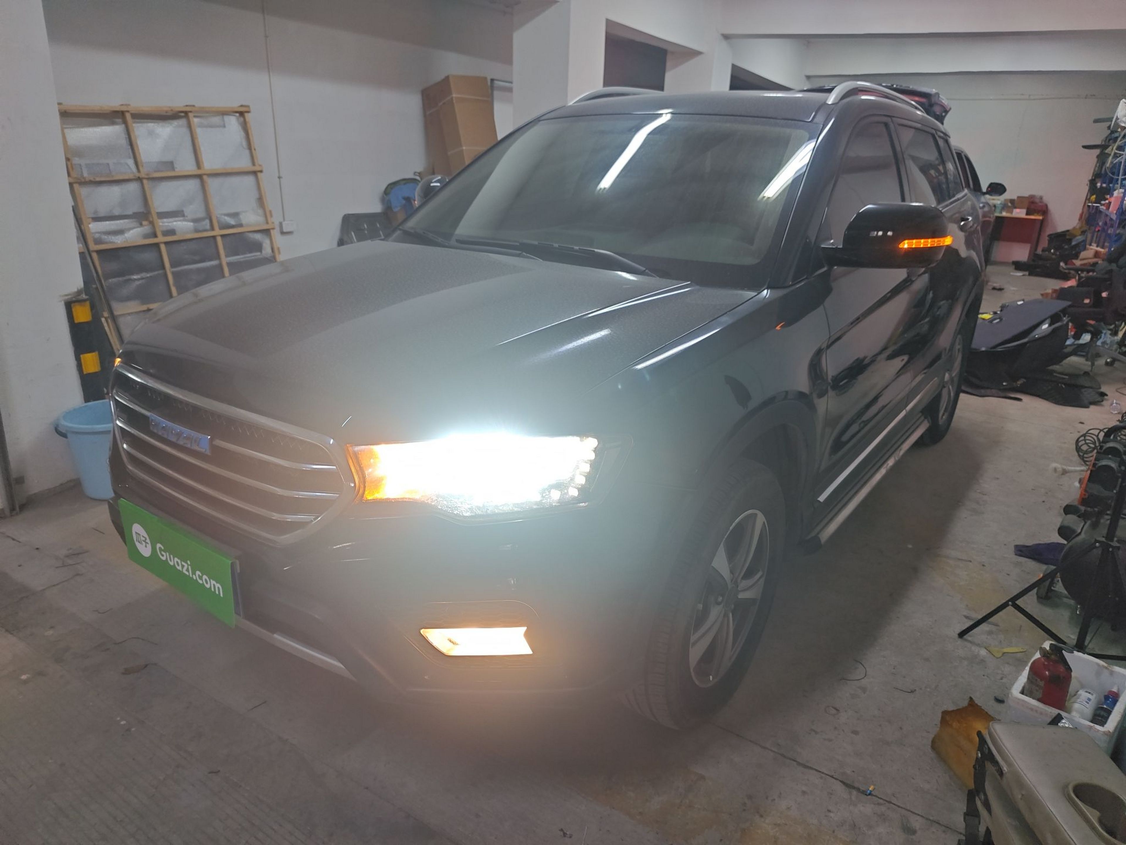 Под передней частью автомобиля