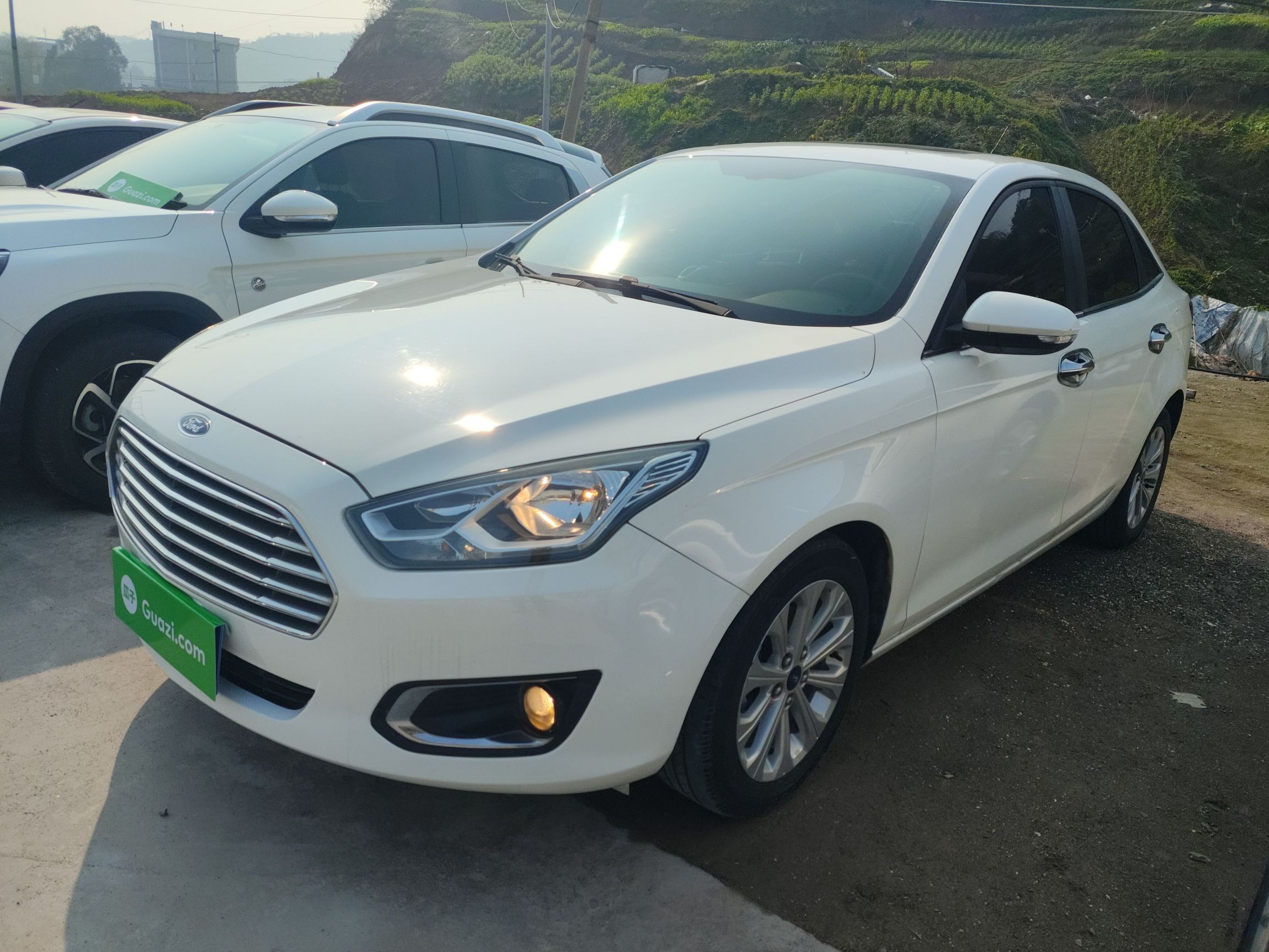 Под передней частью автомобиля