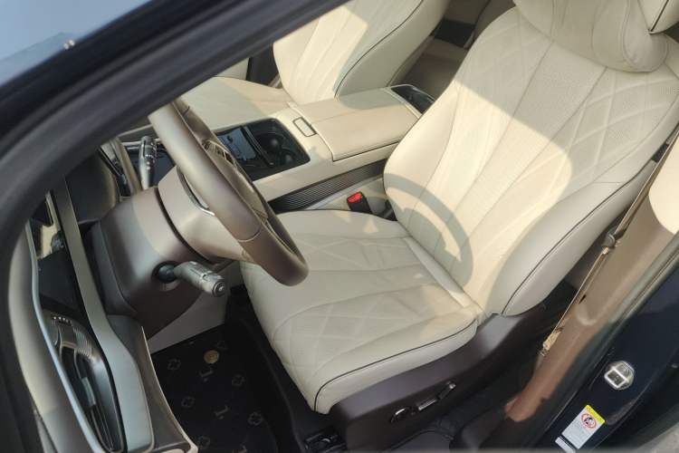 Used Denza D9 2024 DM-i 1050 Luxury Model
