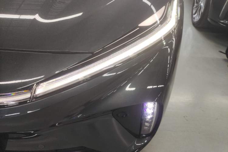 Used  R7 2023 Rear-Drive Screen King Pro Edition
