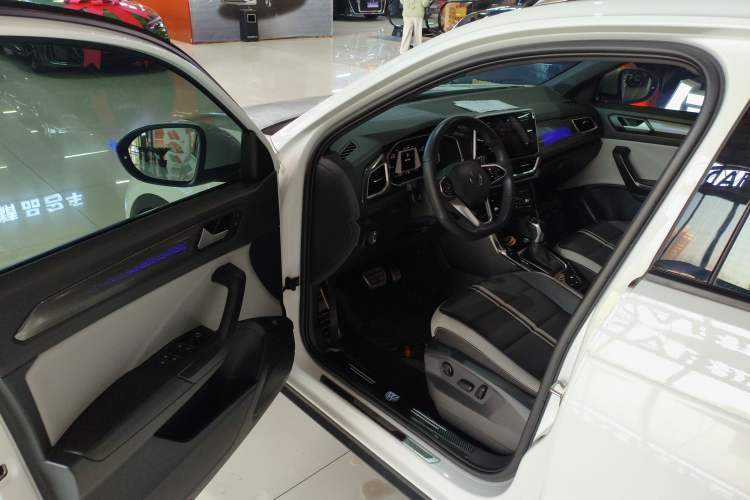 Used Volkswagen T-ROC 2023 300TSI DSG Two-Wheel-Drive Chen Guang Edition
