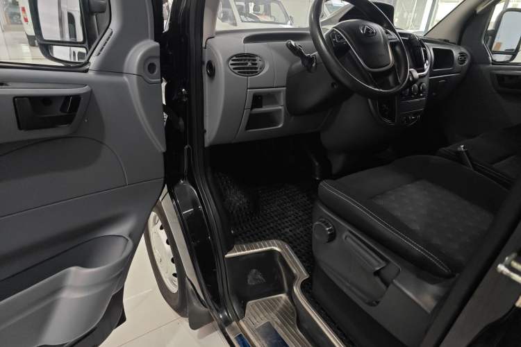 Used SAIC MAXUS Xintu V80 2021 2.0T AMT Classic Aoyuntong Long Wheelbase Mid-Roof 6/7/8/9-Seater