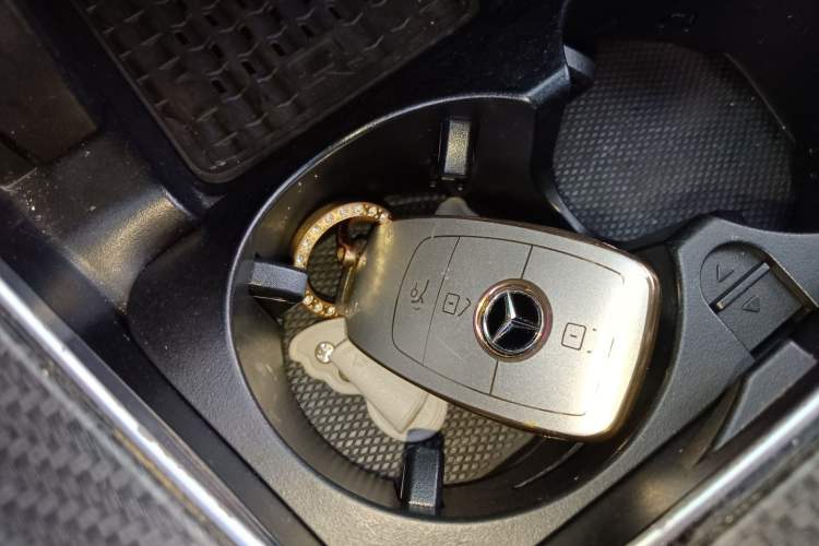 Used Mercedes-Benz E-Class 2016 E 300 L Sporty and Stylish Model
