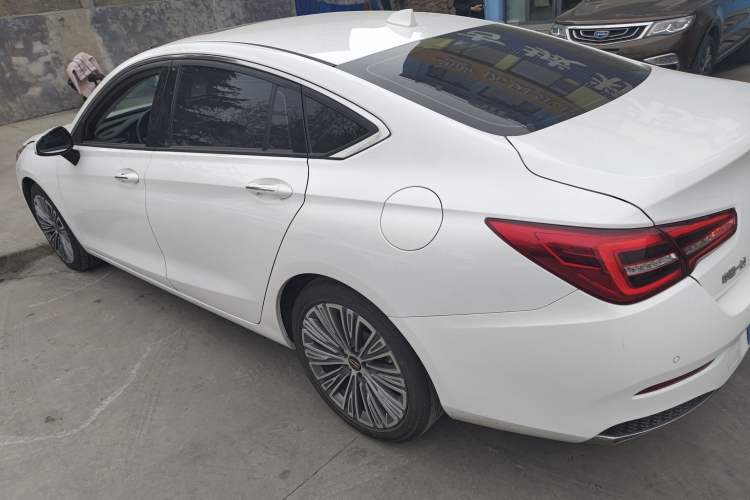 Used Hongqi H5 2022 Classic Model Facelift 1.8T Automatic Smart Connect Flagship Edition
