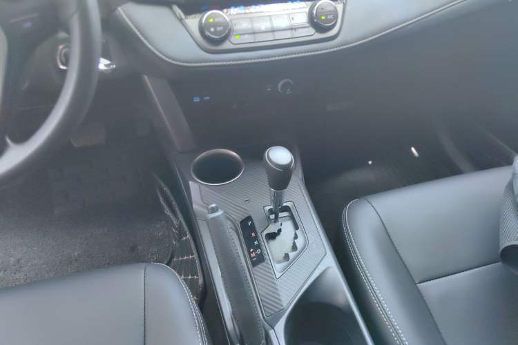 Used Toyota RAV4 2015 2.0L CVT Two-Wheel Drive Fashion Edition
