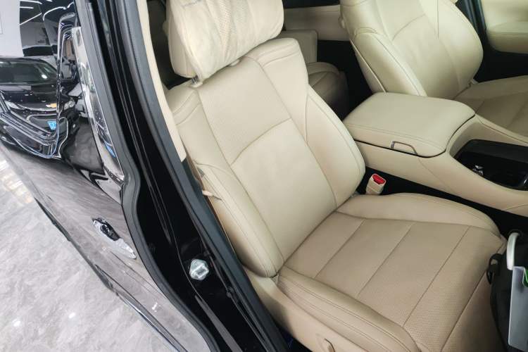 Used Toyota Alphard 2021 Dual-Engine 2.5L Luxury Edition
