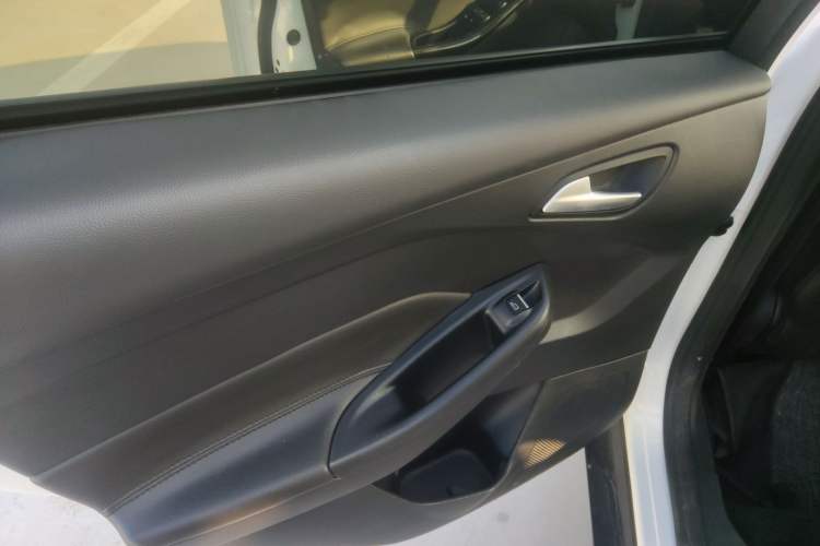 Used Ford Focus 2015 Sedan 1.6L Manual Fashion Edition
