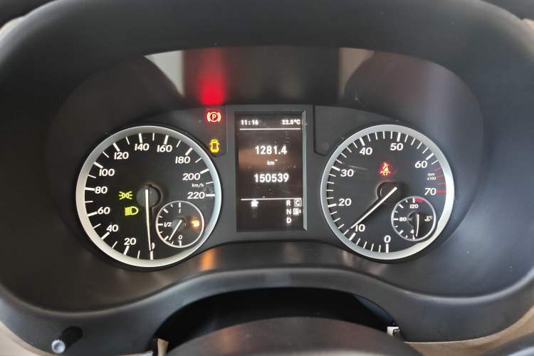 Used Mercedes-Benz Vito 2018 2.0T Elite Version 7 Seats China VI Emission Standard
