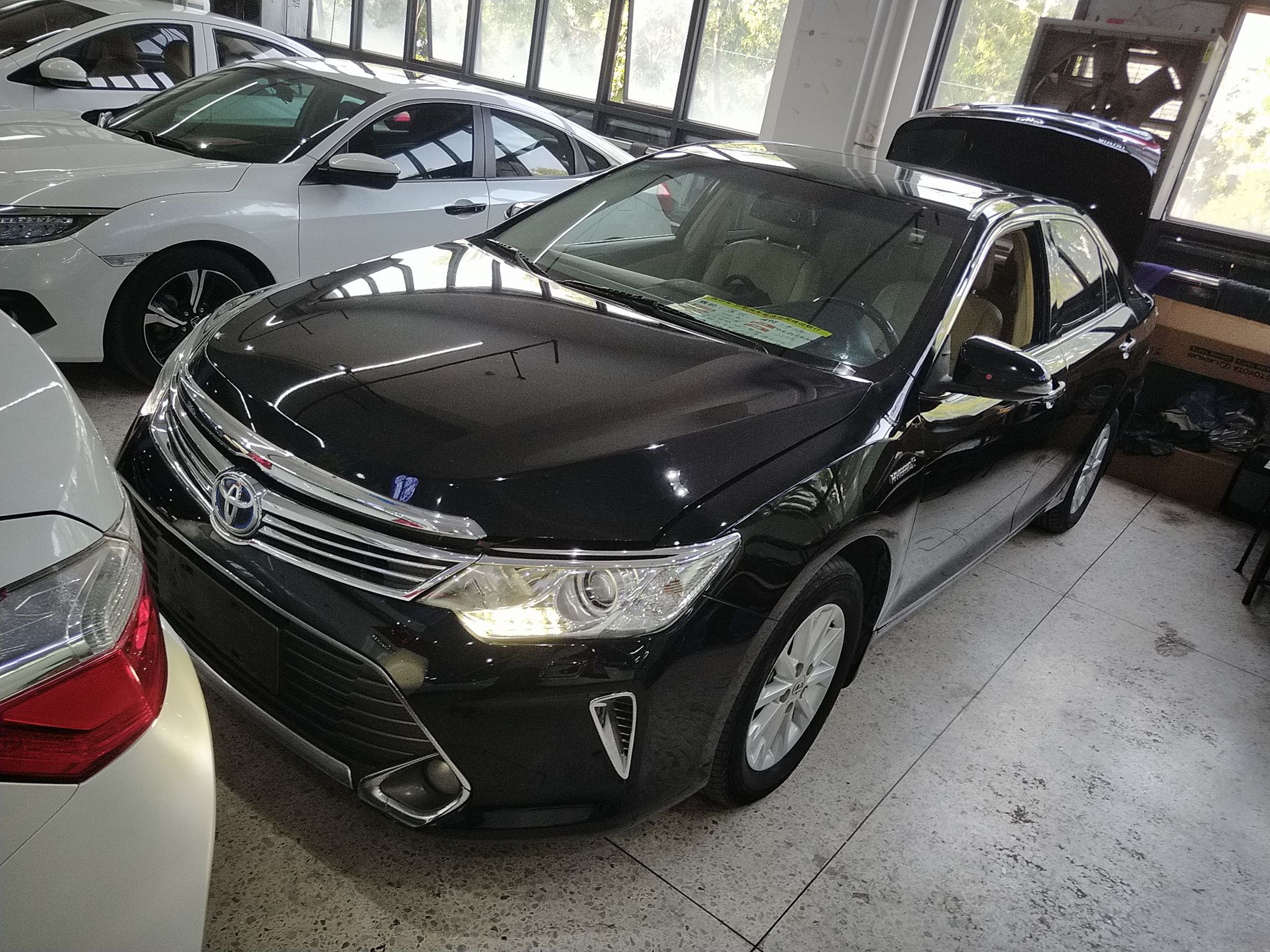 تحت مقدمة السيارة