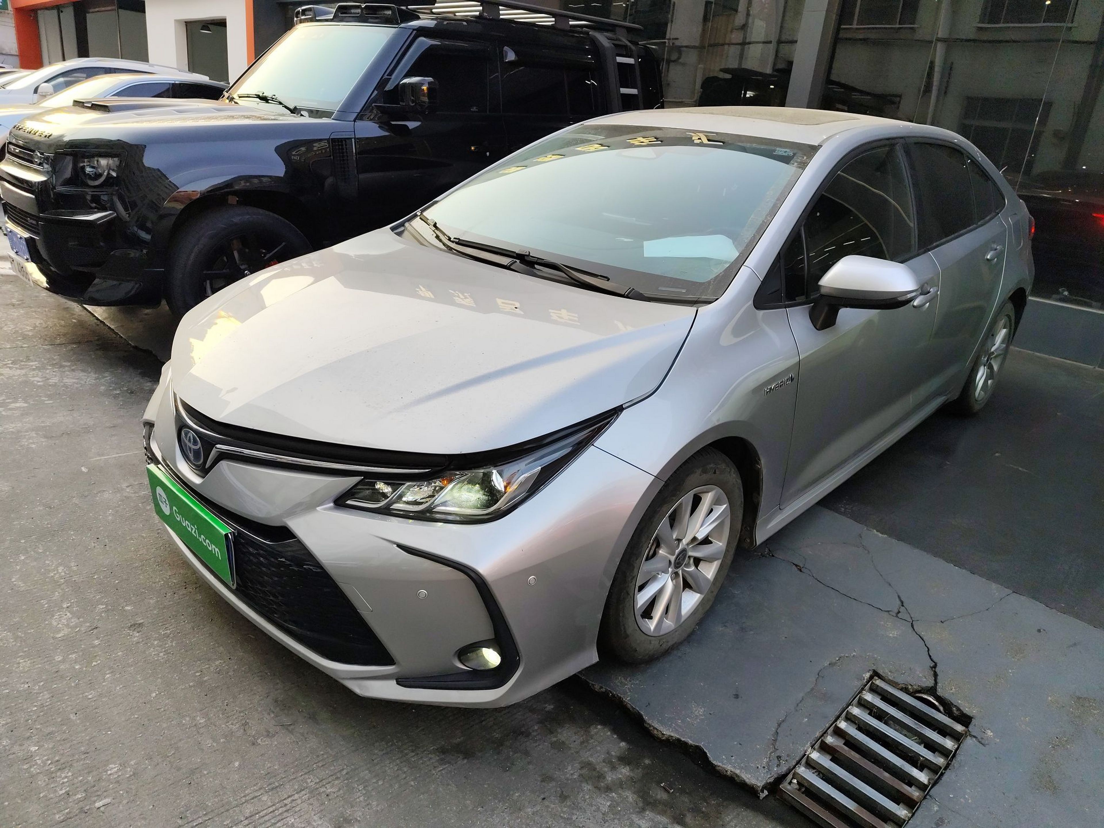 تحت مقدمة السيارة