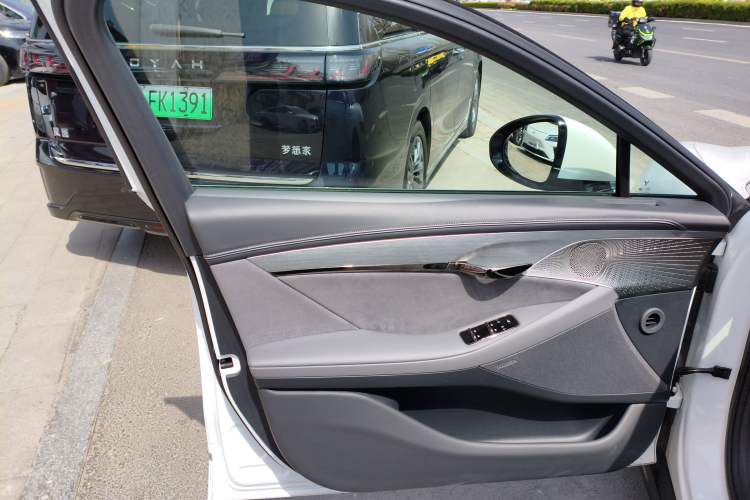 Used VOYAH PASSION 2024 PHEV Four-Wheel Drive Ultra-Long Range Executive Edition
