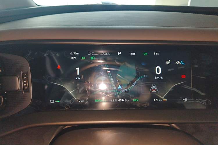 Used Denza D9 2022 DM-i 1040 Prestige Model
