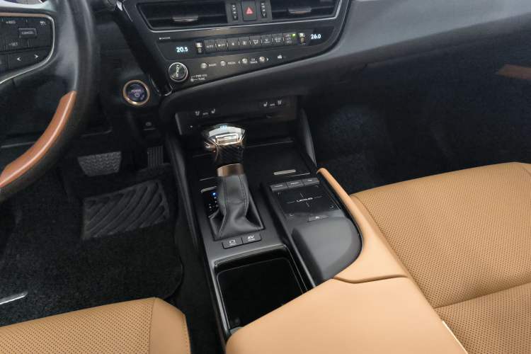 Used Lexus ES 2021 300h Deluxe Edition
