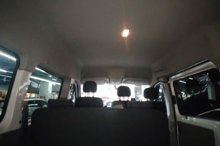 Used SAIC MAXUS Xintu V80 2023 2.0T Manual Classic Aoyuntong Short Wheelbase Mid-Roof 5/6-Seater