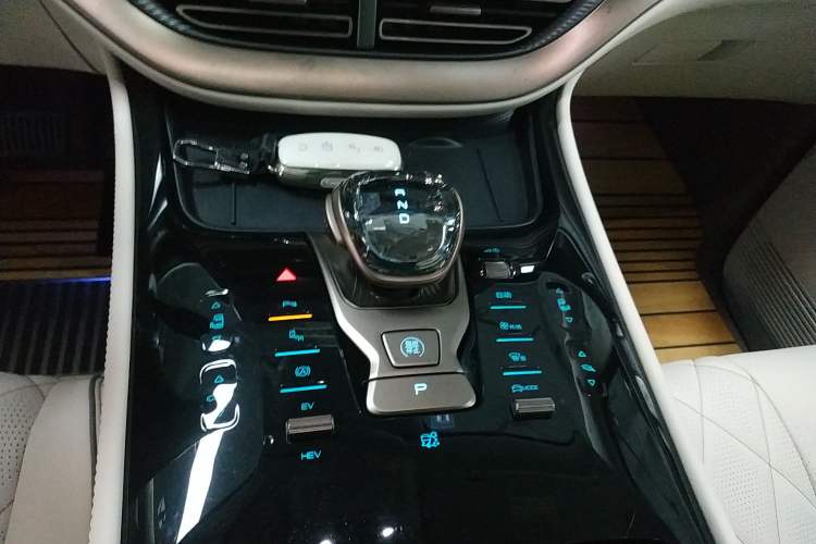 Used Denza D9 2023 DM-i 965 Luxury Model
