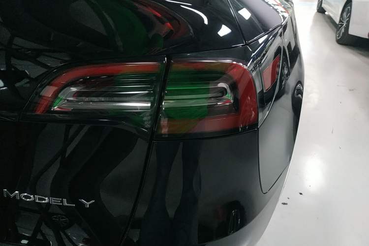 Used Tesla Model Y 2021 Long-Range All-Wheel-Drive Version
