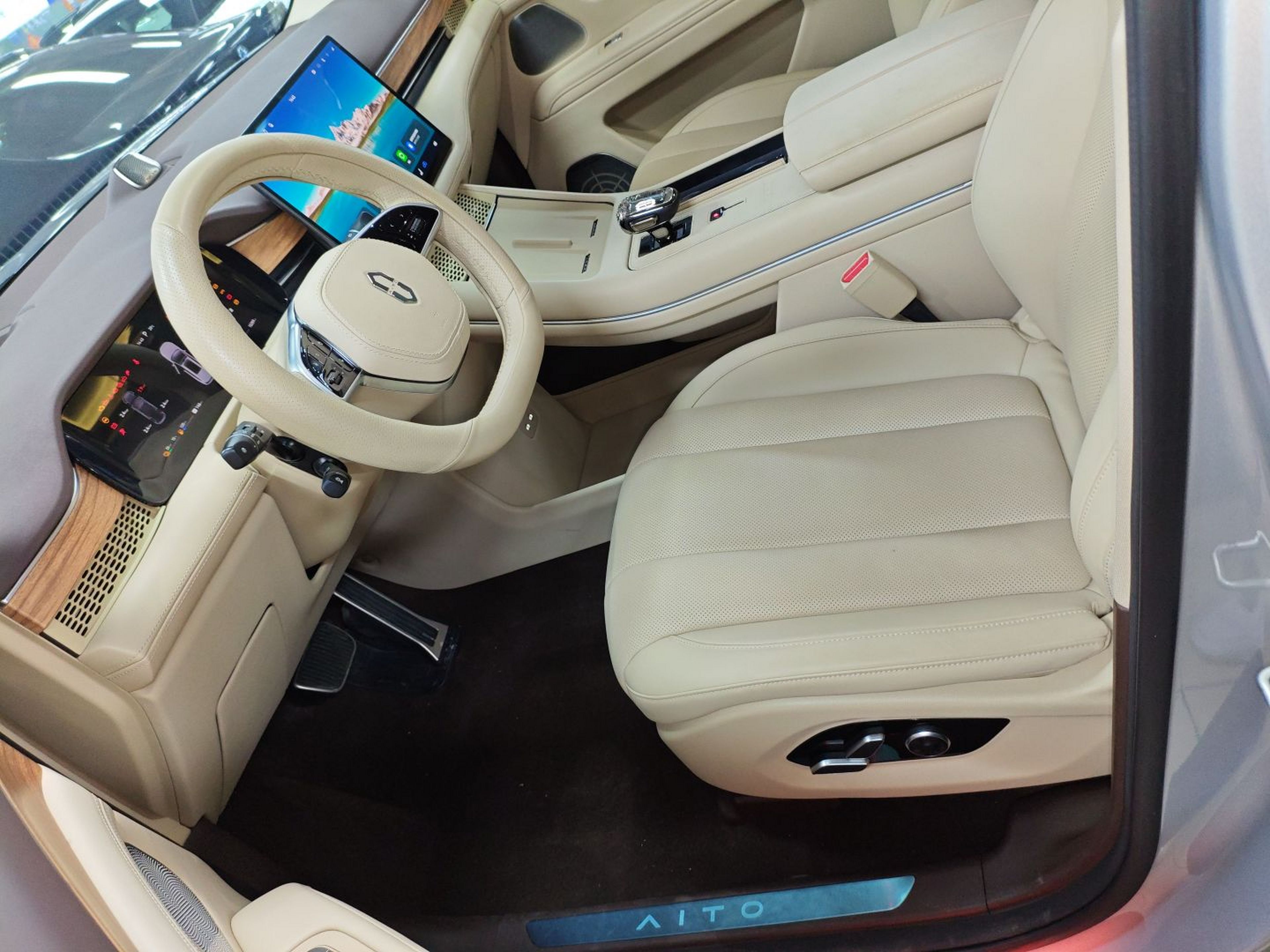 المقاعد الأمامية داخل السيارة