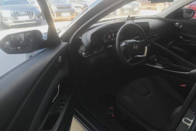 Used Hyundai Elantra 2023 1.5L CVT LUX Prestige Edition