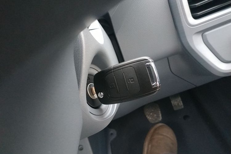 Used Wuling Yangguang 2024 300KM Comfort Version Passenger Van 75kW
