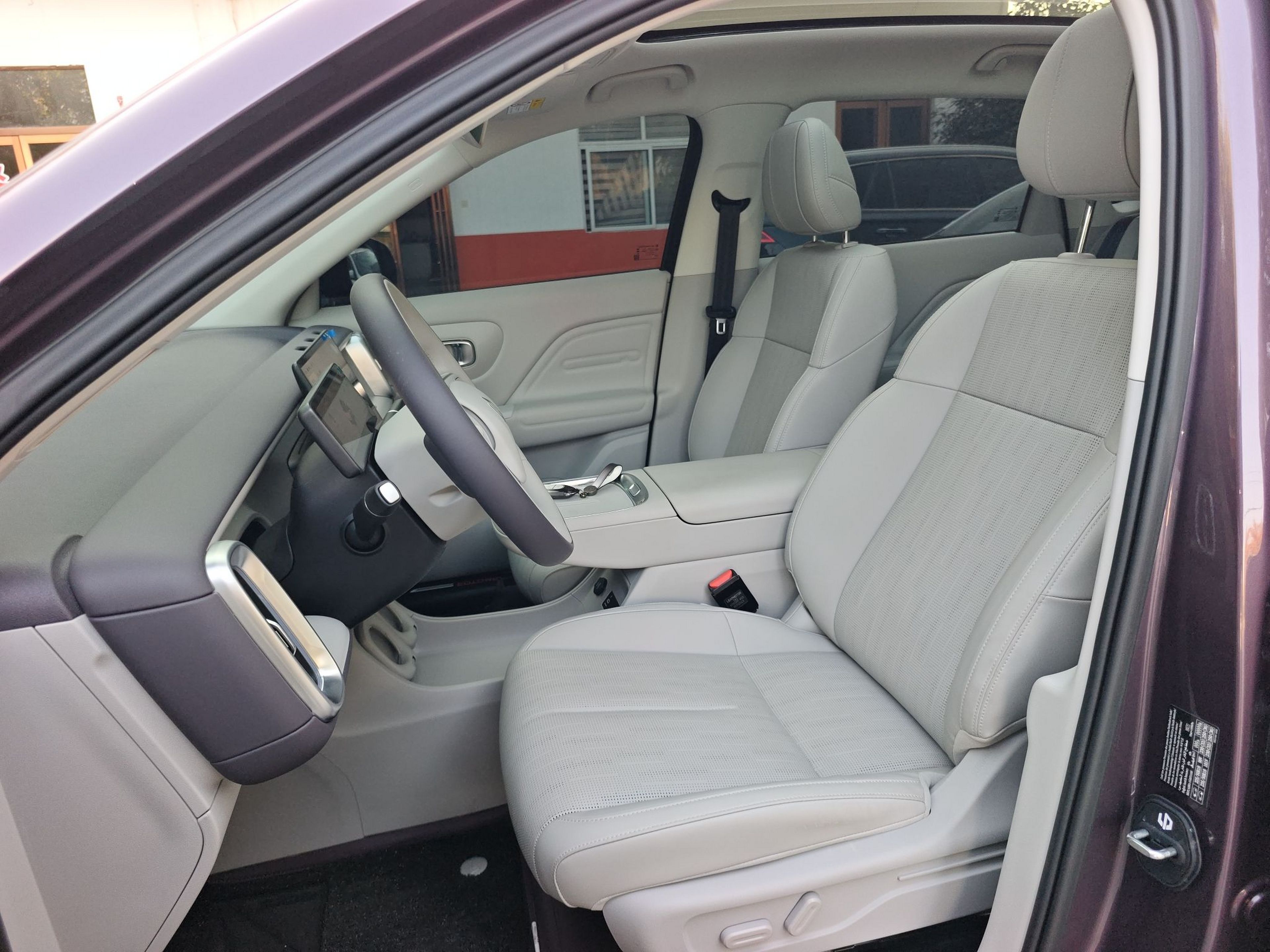 المقاعد الأمامية داخل السيارة