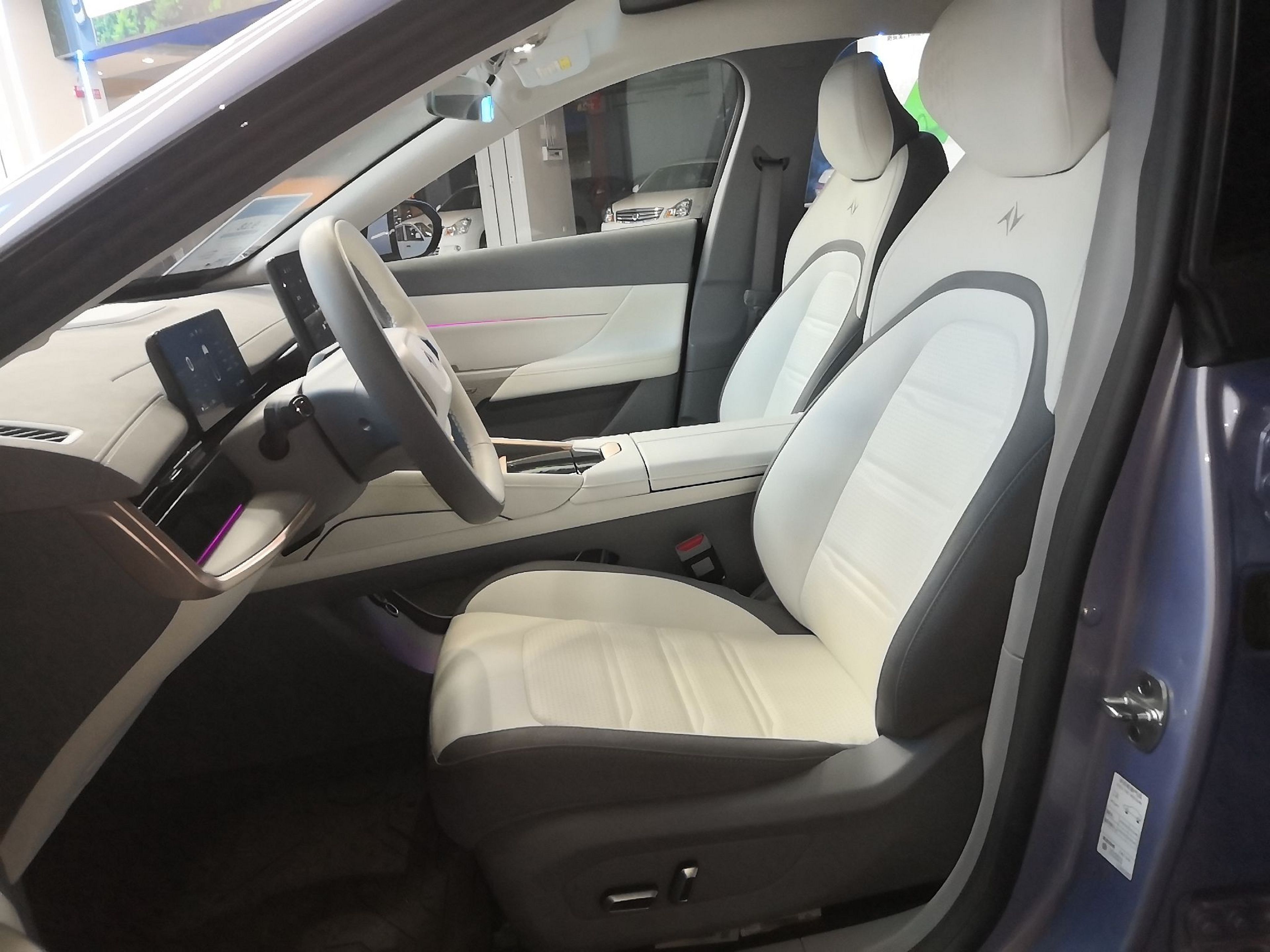 المقاعد الأمامية داخل السيارة