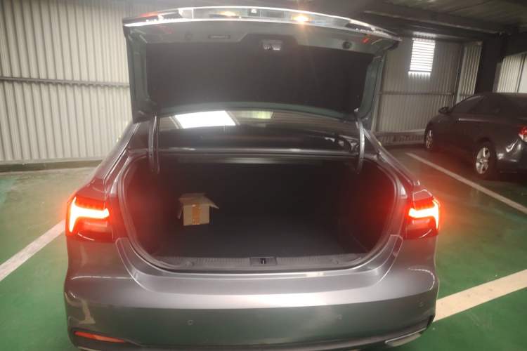 Used Roewe i6 MAX 2020 300TGI Automatic Supreme Edition with Cool Sunroof and Advanced Driving Features
