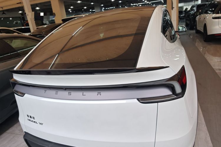 Used Tesla Model Y L 2025 Long-Range All-Wheel-Drive Version
