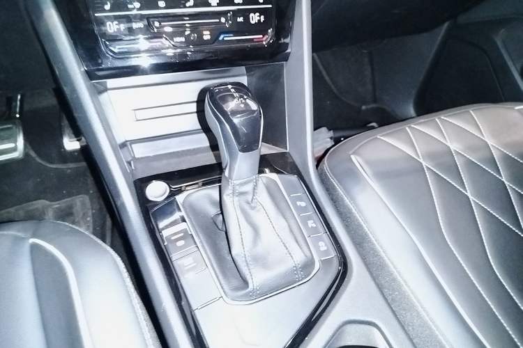 Used Volkswagen Tiguan L 2024 Outstanding Model 330TSI Automatic Two-Wheel Drive R-Line Dragon Glory Edition