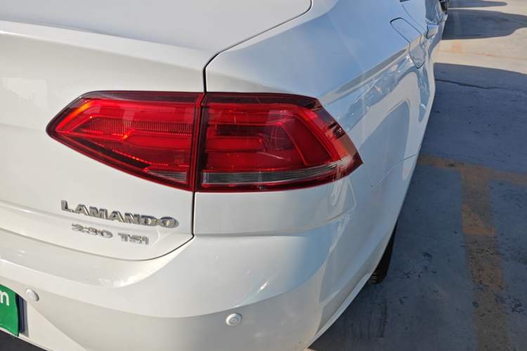 Used Volkswagen Lamando 2015 230TSI DSG Fashion Edition
